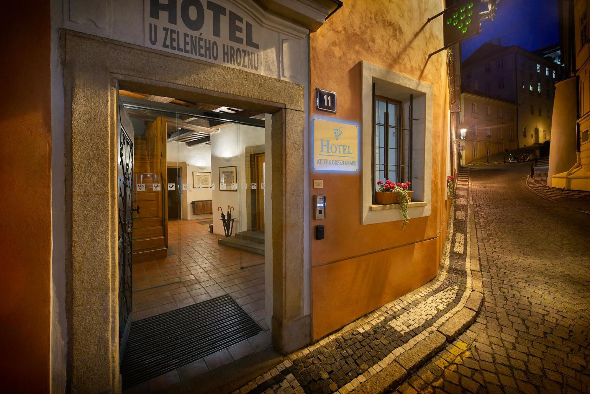 Hotel At The Green Grape Praga Esterno foto
